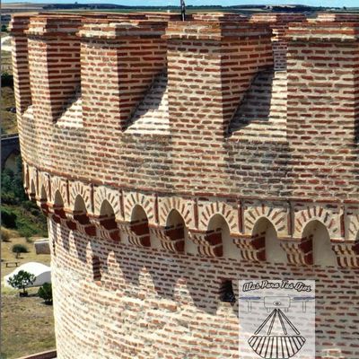 Detalle de almenas y vierteaguas